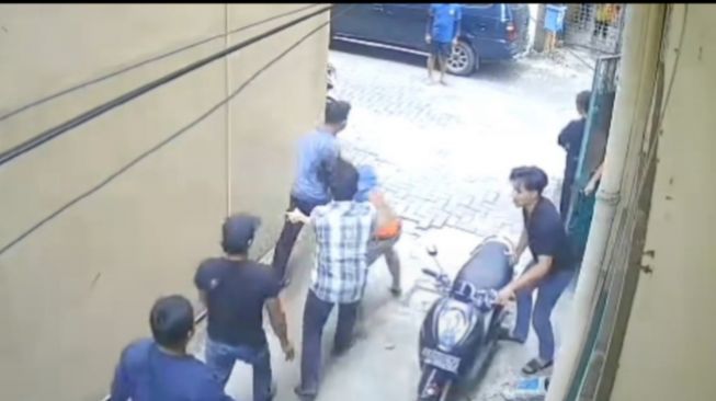 Pria di Medan Dikeroyok Sekelompok Preman hingga Tewas, Videonya Mengerikan