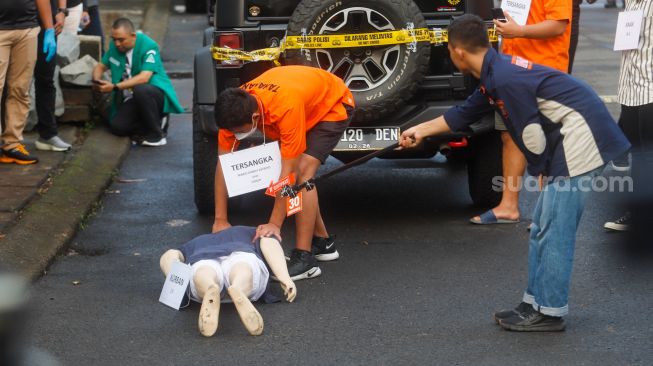 Tersangka Mario Dandy Satriyo saat rekonstruksi penganiayaan di David Ozora Latumahina di Perumahan Green Permata Residences, Pesanggrahan, Jakarta Selatan, Jumat (10/3/2023). [Suara.com/Alfian Winnato]