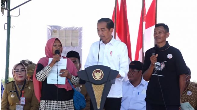 Bagikan 1.043 Sertifikat Tanah di Blora, Jokowi Klaim Masalah Sengketa Tanah Sudah Terselesaikan