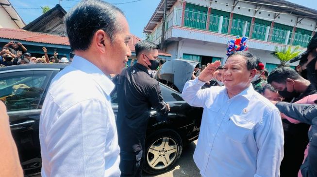 Menteri Pertahanan Prabowo Subianto hormat kepada Presiden Joko Widodo atau Jokowi di Pasar Petahanan, Kebumen, Jawa Tengah, Kamis (9/3/2023). (Laily Rachev - Biro Pers Sekretariat Presiden)