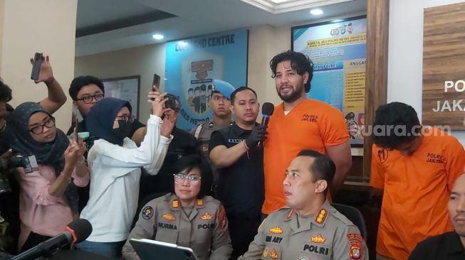 Ammar Zoni saat dihadirkan dalam rilis penangkapannya terkait kasus narkoba di Polres Jakarta Selatan, Jumat (10/3/2023) [Suara.com/Rena Pangesti]