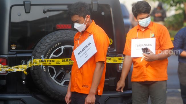 Tersangka Mario Dandy Satriyo (kiri), Shane Lukas  (kanan) saat rekonstruksi penganiayaan di David Ozora Latumahina di Perumahan Green Permata Residences, Pesanggrahan, Jakarta Selatan, Jumat (10/3/2023). [Suara.com/Alfian Winnato]