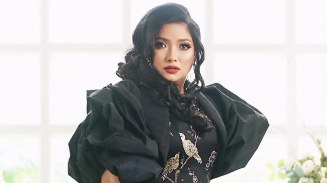 Penyanyi Populer 90an Fryda Lucyana Kembali dengan Single "Sumpahku"
