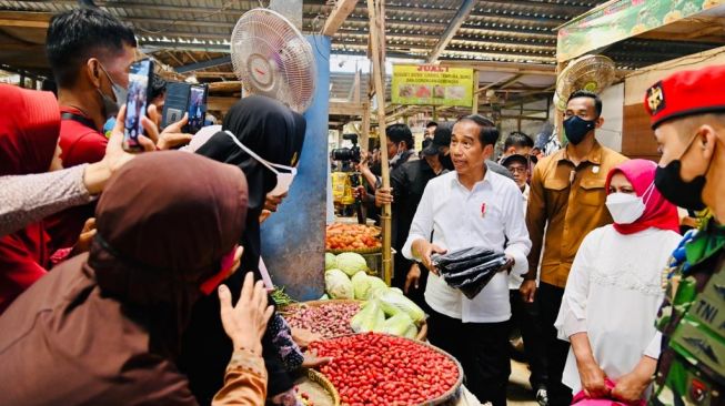 Presiden Joko Widodo atau Jokowi menyambangi Pasar Petanahan, Kabupaten Kebumen, Provinsi Jawa Tengah, pada Kamis (9/3/2023). [Foto: Laily Rachev - Biro Pers Sekretariat Presiden]