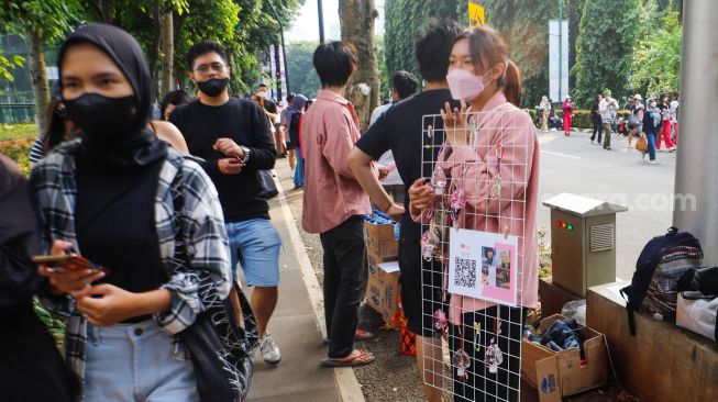 Pedagang menjajakan dagangannya saat konser BLACKPINK di area Gelora Bung Karno (GBK), Jakarta Pusat,  Sabtu (11/3/2023). [Suara.com/Alfian Winanto]