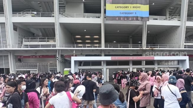 Suasana Stadion Utama Gelora Bung Karno jelang Konser Blackpink, Sabtu (11/3/2023) sore. [Rena Pangesti/Suara.com]