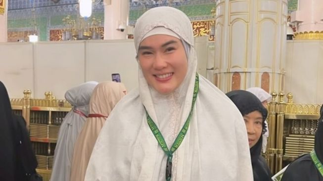 Profil Stevi Agnecya, Mantan Istri Samuel Rizal yang Memilih Berhijab Setelah Pulang Umrah