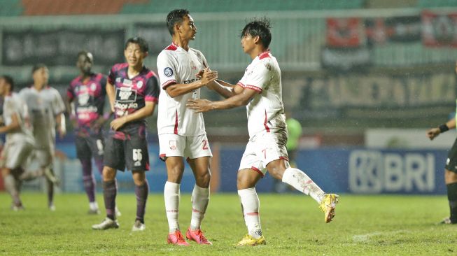 Striker Persis Solo, Irfan Jauhari (kanan) berselebrasi dengan M Kanu Helmiawan usai mencetak gol ke gawang RANS Nusantara FC dalam laga pekan ke-29 BRI Liga 1 2022/2023 di Stadion Pakansari, Kabupaten Bogor, Jumat (10/3/2023). [Persis Solo]