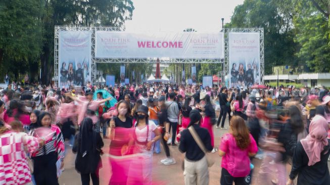 Suasana penonton mulai berdatangan untuk menyaksikan Konser BLACKPINK di Stadion Utama Gelora Bung Karno (SUGBK), Jakarta Pusat, Sabtu (11/3/2023). [Suara.com/Alfian Winanto]