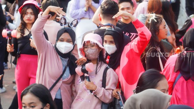 Suasana penonton mulai berdatangan untuk menyaksikan Konser BLACKPINK di Stadion Utama Gelora Bung Karno (SUGBK), Jakarta Pusat, Sabtu (11/3/2023). [Suara.com/Alfian Winanto]