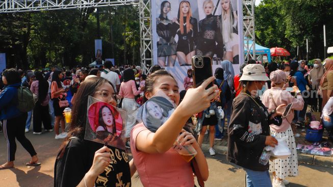 Suasana penonton mulai berdatangan untuk menyaksikan Konser BLACKPINK di Stadion Utama Gelora Bung Karno (SUGBK), Jakarta Pusat, Sabtu (11/3/2023). [Suara.com/Alfian Winanto]