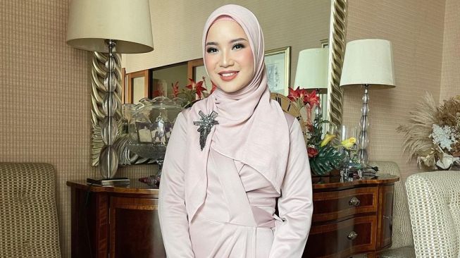 Jadi Ibu Pejabat tapi Kuliah Lagi, Penampilan Chacha Frederica Ramai Dipuji Warganet