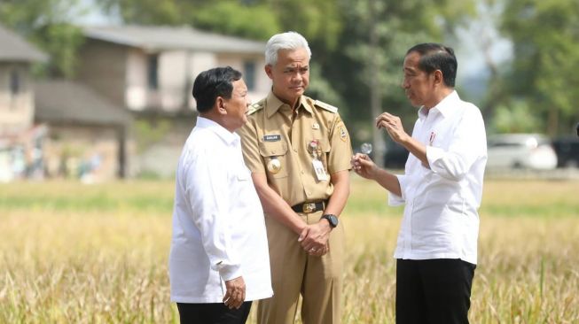 Momen akrab dan selfie Presiden Joko Widodo (Jokowi) bersama Gubernur Jawa Tengah Ganjar Pranowo dan Menteri Pertahanan Prabowo Subianto saat meninjau panen raya di ladang sawah Ambal, Kabupaten Kebumen, Jateng.