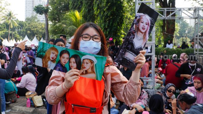 Suasana penonton mulai berdatangan untuk menyaksikan Konser BLACKPINK di Stadion Utama Gelora Bung Karno (SUGBK), Jakarta Pusat, Sabtu (11/3/2023). [Suara.com/Alfian Winanto]