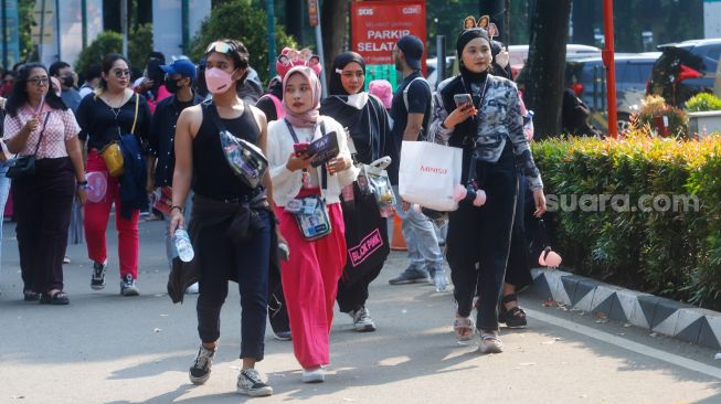 Suasana penonton mulai berdatangan untuk menyaksikan Konser BLACKPINK di Stadion Utama Gelora Bung Karno (SUGBK), Jakarta Pusat, Sabtu (11/3/2023). [Suara.com/Alfian Winanto]