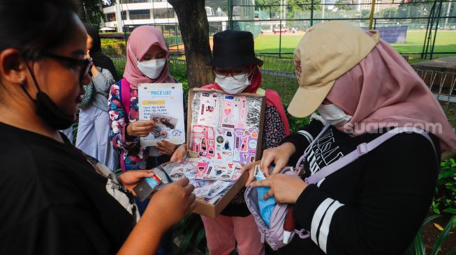 Pedagang menjajakan dagangannya saat konser BLACKPINK di area Gelora Bung Karno (GBK), Jakarta Pusat,  Sabtu (11/3/2023). [Suara.com/Alfian Winanto]