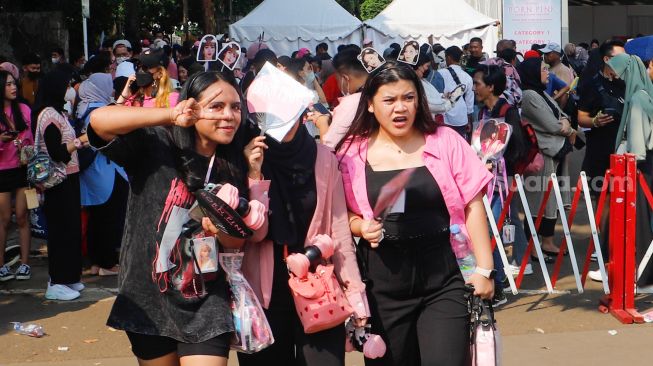 Suasana penonton mulai berdatangan untuk menyaksikan Konser BLACKPINK di Stadion Utama Gelora Bung Karno (SUGBK), Jakarta Pusat, Sabtu (11/3/2023). [Suara.com/Alfian Winanto]