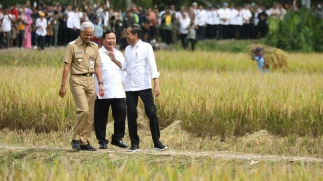 Presiden Jokowi, Prabowo, dan Ganjar terjadi saat mereka meninjau panen raya padi dan berdialog dengan petani di Desa Lajer, Kecamatan Ambal, Kabupaten Kebumen, Jawa Tengah.