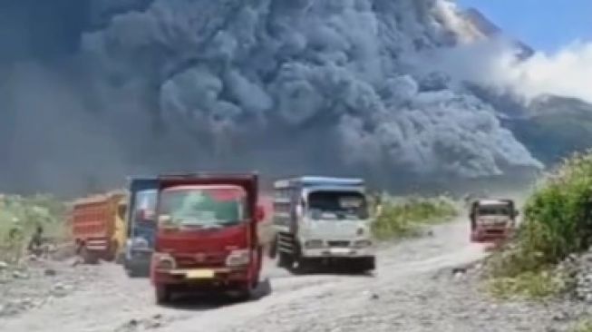 Video Menegangkan Penambang Pasir Kabur Dikejar Wedus Gembel Erupsi Gunung Merapi: Kalem Rasah Banter-banter!