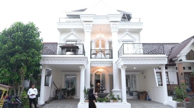 Potret Rumah Mewah Kakak Ria Ricis (YouTube Ricis Official)