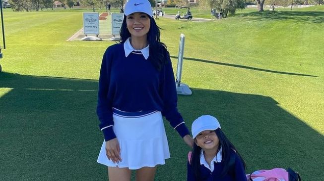 10 Potret Amaira, Putri Farah Quinn yang Punya Bakat Main Golf dan Balet