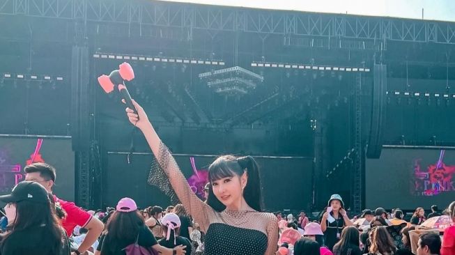 Nonton Konser BLACKPINK, Lucinta Luna Teriak Ajak Jisoo Makan Seblak