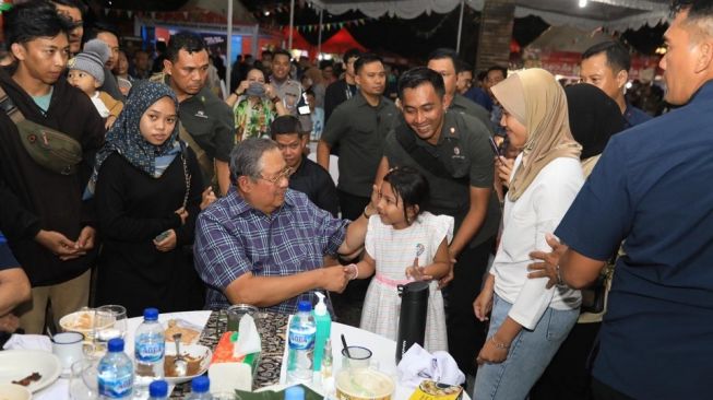 Presiden RI ke-6, Susilo Bambang Yudhoyono (SBY) mengunjungi Festival Kuliner Indonesia yang digelar di lapangan Benteng Bastenburg, Solo. SBY datang bersama Ketua Umum Partai Demokrat, Agus Harimurti Yudhoyono, Minggu (12/3/2023). [Dok. Partai Demokrat]