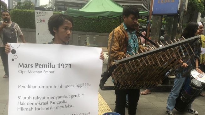 Sejumlah kelompok masyarakat menggelar acara pawai budaya dan pentas seni untuk mempopulerkan kembali lagu Mars Pemilu di kawasan Jalan MH Thamrin, Jakarta Pusat, Minggu (12/3/2023). [Ist]