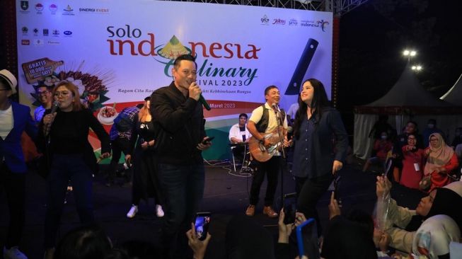 Presiden RI ke-6, Susilo Bambang Yudhoyono (SBY) mengunjungi Festival Kuliner Indonesia yang digelar di lapangan Benteng Bastenburg, Solo. SBY datang bersama Ketua Umum Partai Demokrat, Agus Harimurti Yudhoyono, Minggu (12/3/2023). [Dok. Partai Demokrat]