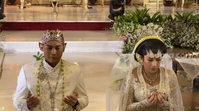 Prosesi akad nikah Shinta Bachir dan Indra Kristianto di Gedung Pewayangan Kautaman, Jakarta, Minggu (12/3/2023). [Suara.com/ Adiyoga Priyambodo]