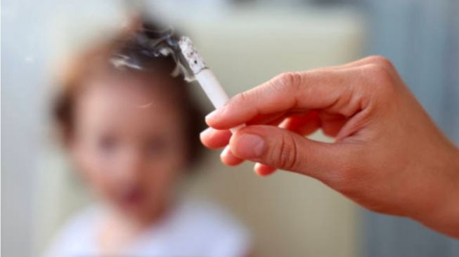 4 Alasan Merokok Dekat Bayi Tidak Diperbolehkan, Orang Tua Wajib Tahu!