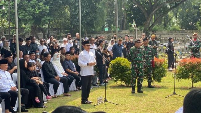 Penuh Haru, Moeldoko Antarkan Sang Istri ke Tempat Peristirahatan Terakhir