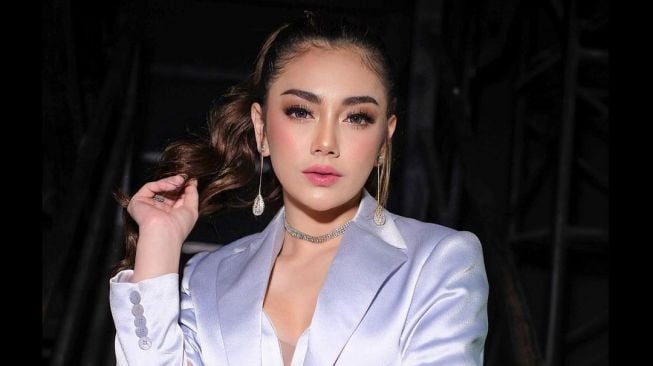 Adik Sepupu Meninggal Dunia, Celine Evangelista Profesional Tetap Bekerja dengan Mata Sembab