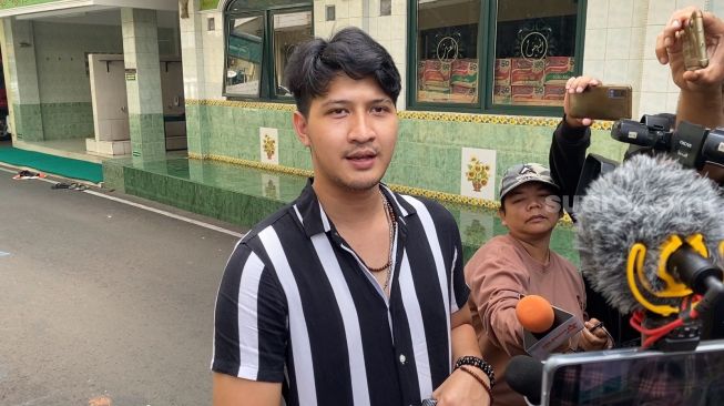 Adik Ammar Zoni, Aditya Zoni di Mapolres Metro Jakarta Selatan, Minggu (12/3/2023). [Suara.com/Adiyoga Priyambodo]