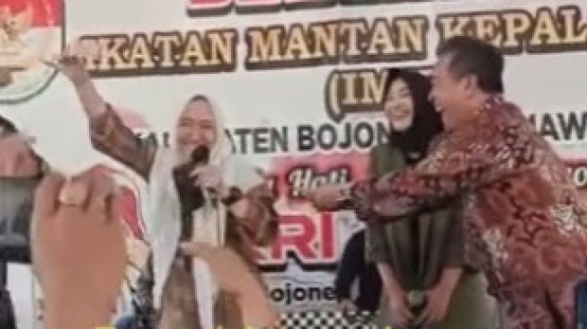 Viral Bupati Bojonegoro Disawer Uang Rp100 Ribu oleh Anggota DPRD Jatim, Netizen: Nyawernya Pakai Uang Kita