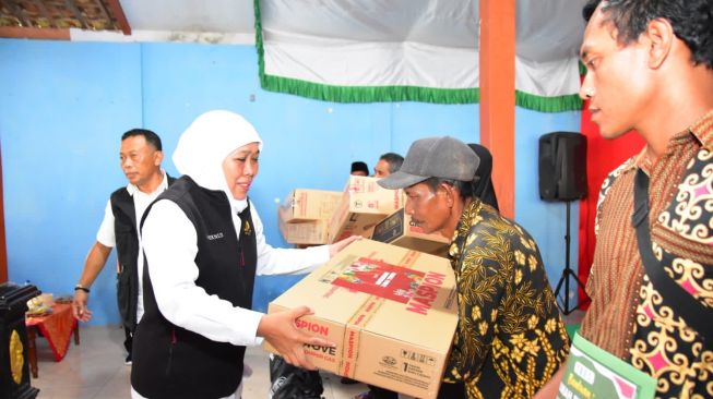 Gubernur Khofifah Serahkan Zakat Produktif untuk Warga Desa Talun