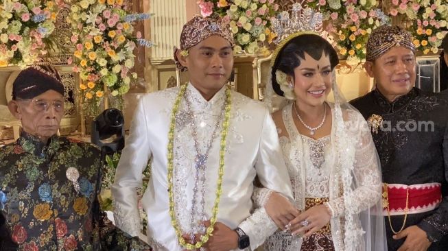 Prosesi akad nikah Shinta Bachir dan Indra Kristianto di Gedung Pewayangan Kautaman, Jakarta, Minggu (12/3/2023). [Suara.com/ Adiyoga Priyambodo]