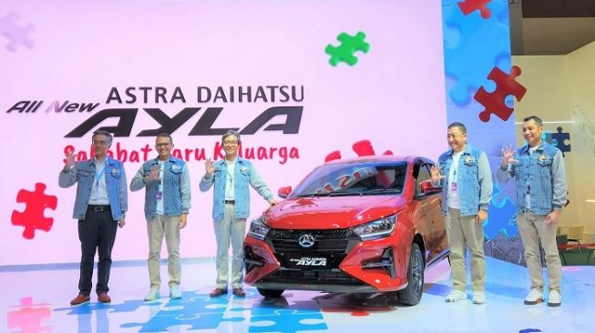 Daihatsu resmi meluncurkan All-New Astra Daihatsu Ayla pada 10 Maret 2023 di Jakarta Convention Center pada acara GAIKINDO Jakarta Auto Week 2023. Dari kiri ke kanan: Toshihiro Nakaho, Executive Chief Engineer Daihatsu Motor Co, td., Japan, Erlan Krisnaring, Wakil Presiden Direktur PT Astra Daihatsu Motor, Yasushi Kyoda, Presiden Direktur PT Astra Daihatsu Motor, Supranoto, Chief Executive PT Astra International Tbk. Daihatsu Sales Operation, dan Fredy Handjaja, Chief Operation Officer PT Astra International Tbk. Daihatsu Sales Operation [Astra Daihatsu].