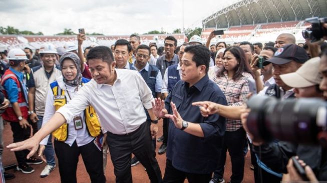 Ketua Umum PSSI Erick Thohir (tengah) berbincang dengan Wakil Ketua Umum PSSI Zainudin Amali (kanan), Gubernur Sumatera Selatan Herman Deru (kedua kiri) 