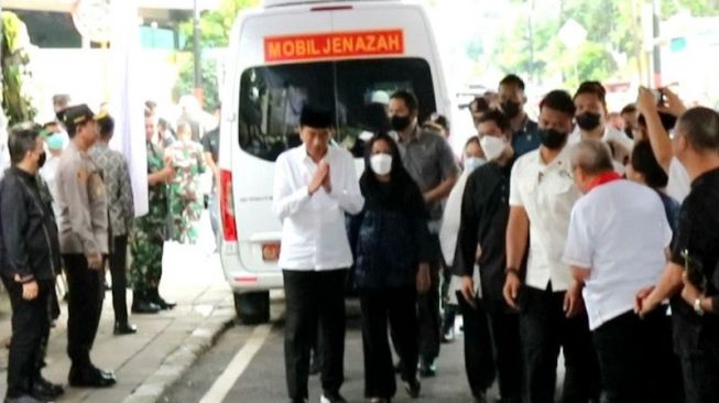 Jokowi Dan Sejumlah Menteri Melayat Ke Rumah Duka Istri Moeldoko