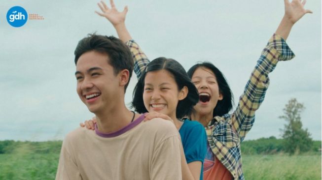 Sinopsis Film Thailand You & Me & Me: Balada Saudara Kembar Jatuh Hati ke Pria yang Sama