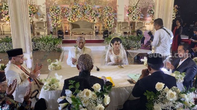 Prosesi akad nikah Shinta Bachir dan Indra Kristianto di Gedung Pewayangan Kautaman, Jakarta, Minggu (12/3/2023). [Suara.com/ Adiyoga Priambodo]