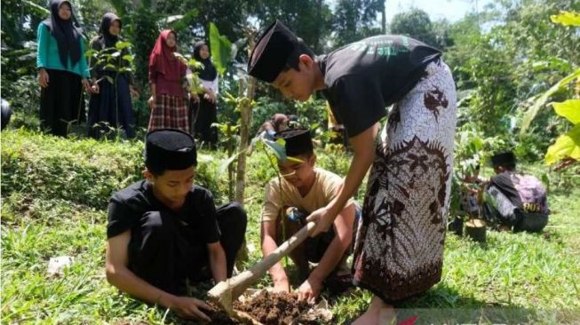 Inspiratif! Sedekah untuk Bumi, Ponpes di Temanggung Wajibkan Santri yang Khatam Al Quran Tanam Pohon