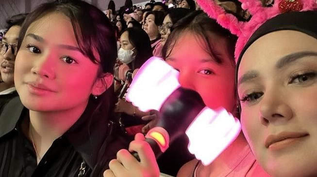 Mulan Jameela Cuma Nonton BLACKPINK dari Jauh, Warganet: Tiket VIP Cuma Rp 4 Juta Lho...