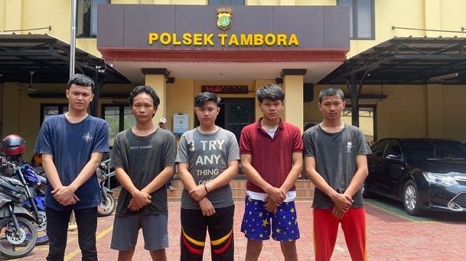 Nongkrong di Pinggir Jalan, Pemuda di Tambora Dibacok Gangster