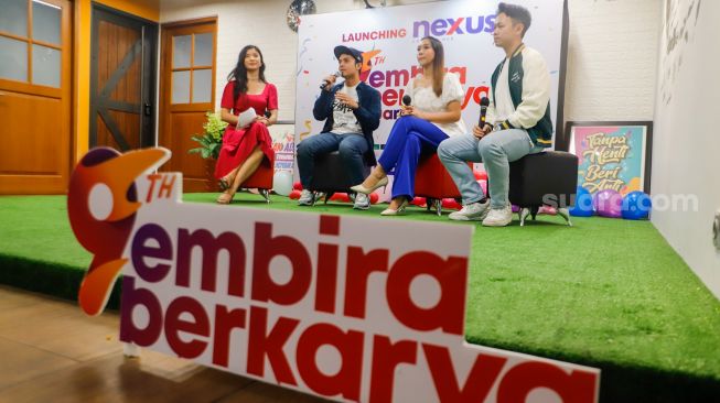 Head of Growth Suara.com Dimas Sagita (kedua kiri), Nexus Talent Cinthia Karani (kedua kanan), dan Content Creator Felix Alexander (kanan) memberikan paparan saat peluncuran Nexus Creative Hub di Kantor Suara.com di Kuningan, Jakarta, Senin (13/3/2023). [Suara.com/Alfian Winanto]