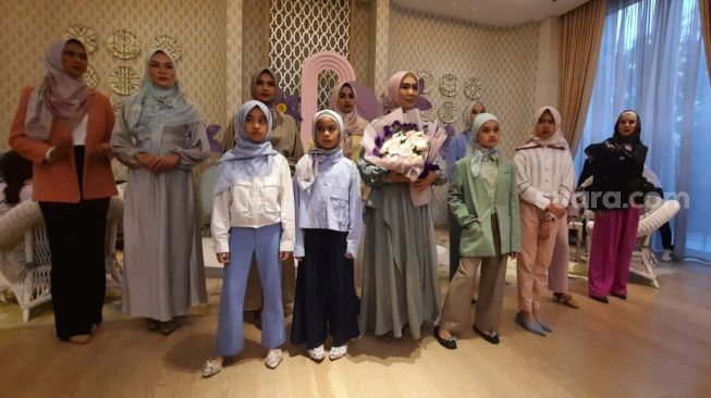 Terinspirasi Putri Dongeng, Hijab Motif Floral Berwarna Cerah & Lembut Ini Pancarkan Kecantikan Muslimah