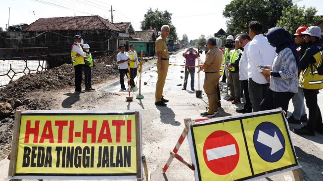 Cek Jalan Raya Solo-Purwodadi, Ganjar Pastikan Perbaikan Jalan Rusak Dikerjakan Optimal