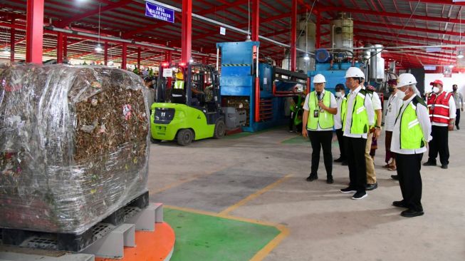 Presiden Joko Widodo atau Jokowi meresmikan tempat pengolahan sampah terpadu (TPST) Kesiman Kertalangu di Kota Denpasar, Bali, Senin (13/3/2023). (Muchlis Jr - Biro Pers Sekretariat Presiden)