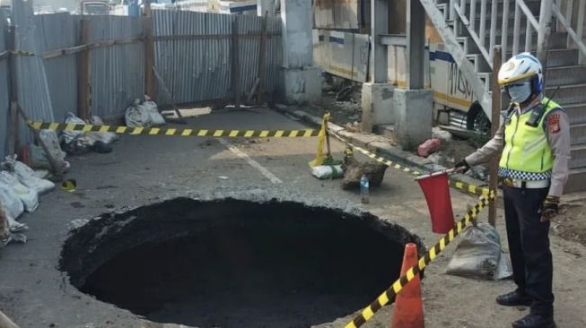 Aspal Ambles, Lubang Berdiameter 3 Meter Menganga di Jalan Daan Mogot Jakarta Barat